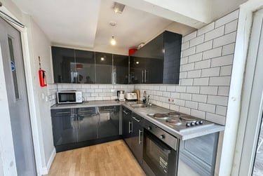 9 bed flat, 3 Camden Street, Greenbank, Plymouth, PL48NW - Image 2
